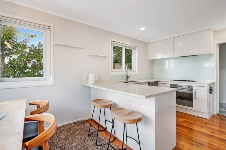 Photo of property in 14 Theban Place, Totara Vale, Auckland, 0629