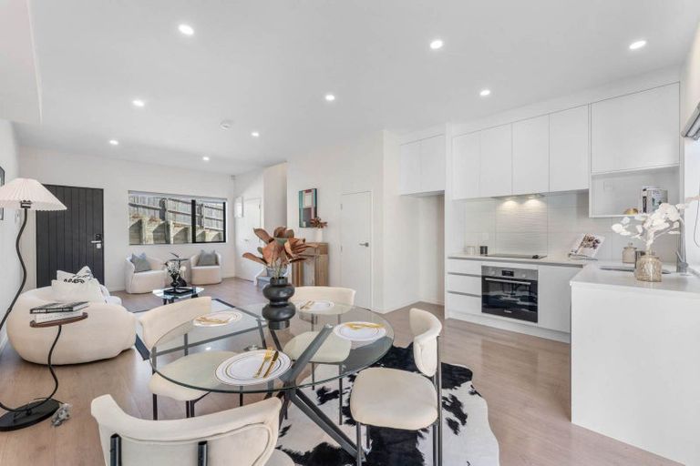 Photo of property in 4d Flaunty Place, West Harbour, Auckland, 0618