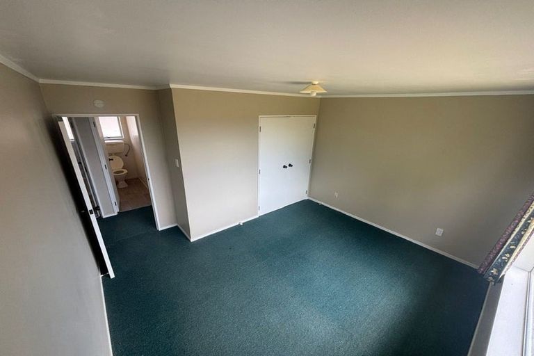 Photo of property in 2/8 Darlington Place, Glendene, Auckland, 0602