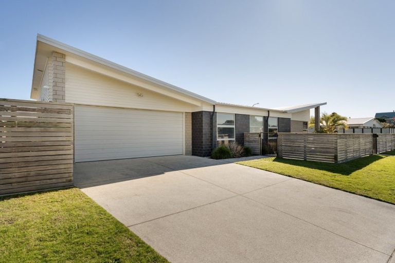 Photo of property in 1 Butterworth Crescent, Papamoa Beach, Papamoa, 3118