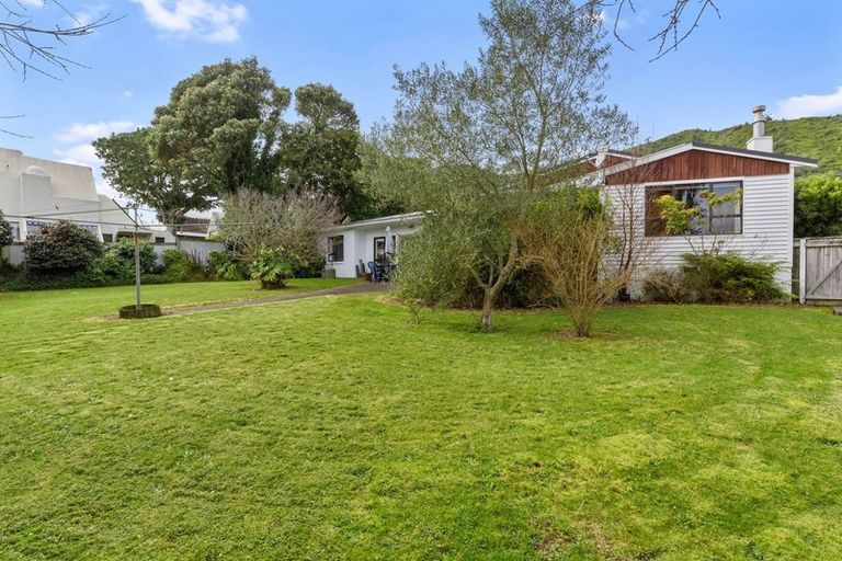 Photo of property in 10 Winara Avenue, Waikanae, 5036