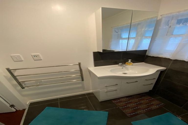 Photo of property in 452a West Coast Road, Glen Eden, Auckland, 0602