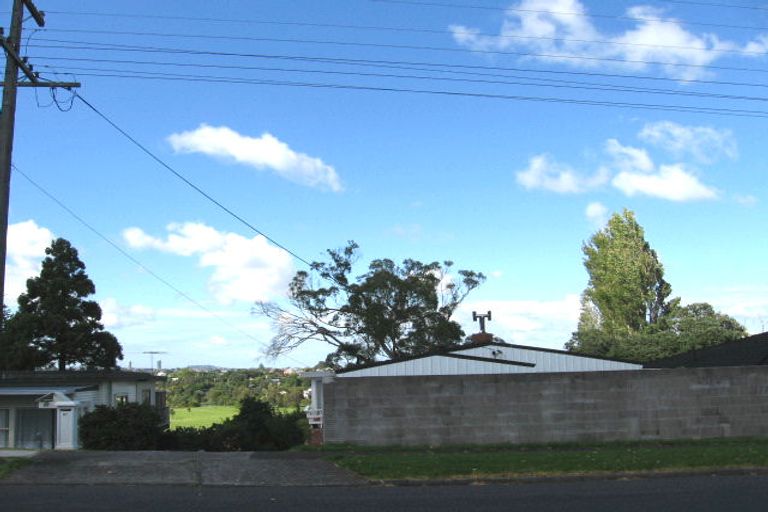 Photo of property in 81 Exmouth Road, Northcote, Auckland, 0627
