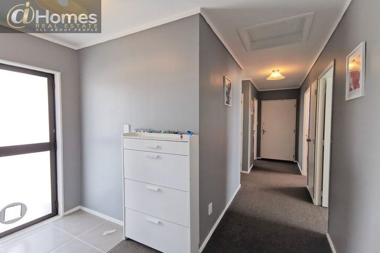 Photo of property in 4/92 Awaroa Road, Sunnyvale, Auckland, 0612