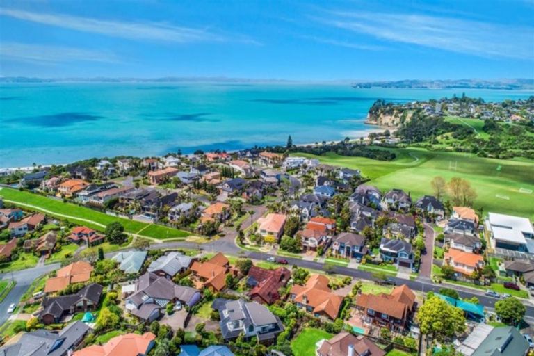 Photo of property in 8 Gillard Place, Eastern Beach, Auckland, 2012