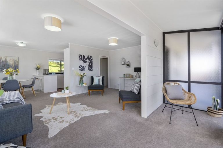 Photo of property in 2/23 Flaunty Place, West Harbour, Auckland, 0618