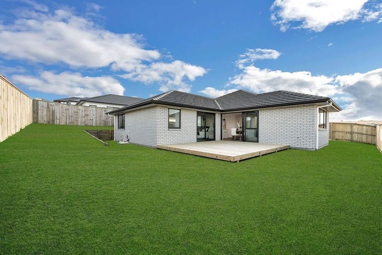 Photo of property in 8 Viv Green Place, Pokeno, 2402