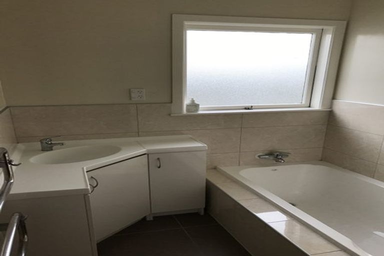 Photo of property in 7 Lyndhurst Road, Te Atatu South, Auckland, 0610