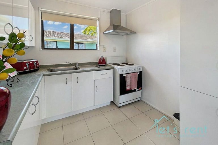 Photo of property in 18 Halloran Place, Massey, Auckland, 0614