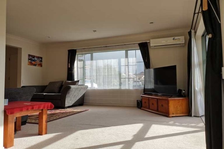 Photo of property in 17 Hillwell Drive, Henderson, Auckland, 0612