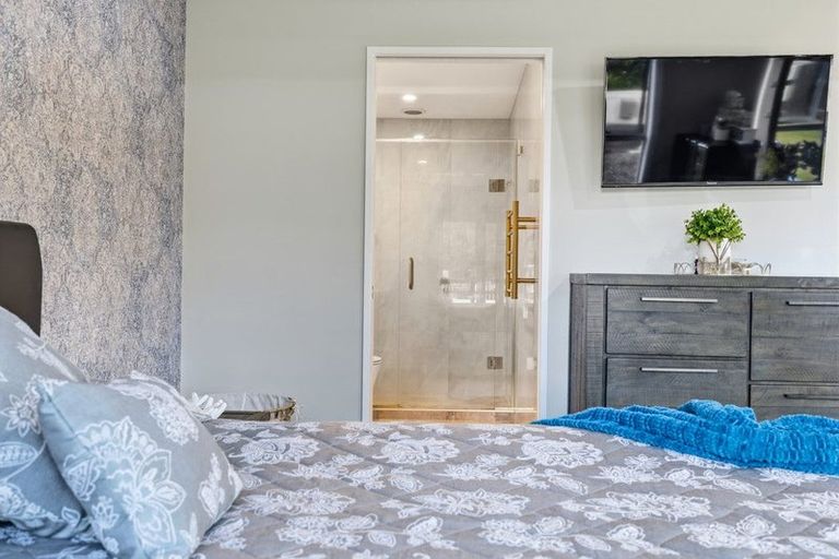 Photo of property in 12 Knox Road, Swanson, Auckland, 0612