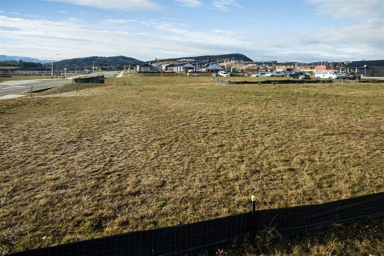 Photo of property in 5 Mcneil Crescent, Wanaka, 9305