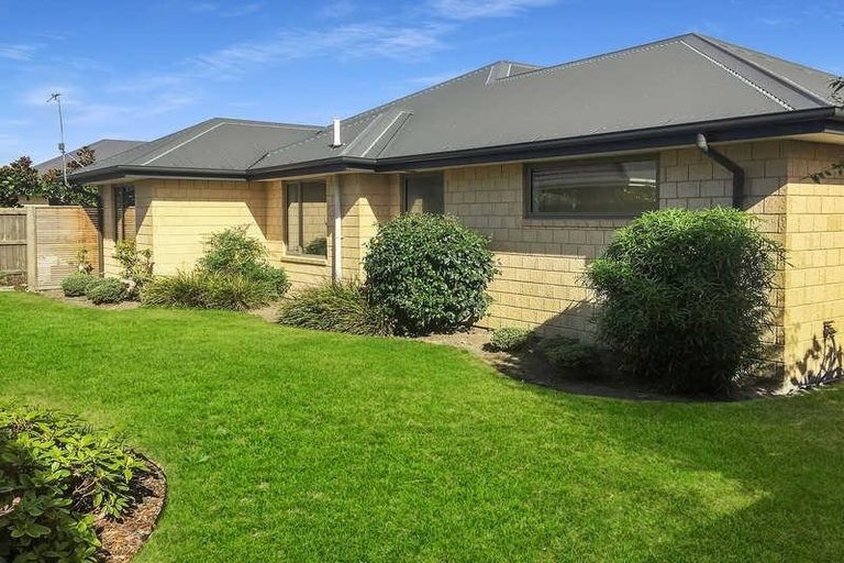 Photo of property in 7 Milkers Gate, Parklands, Christchurch, 8083