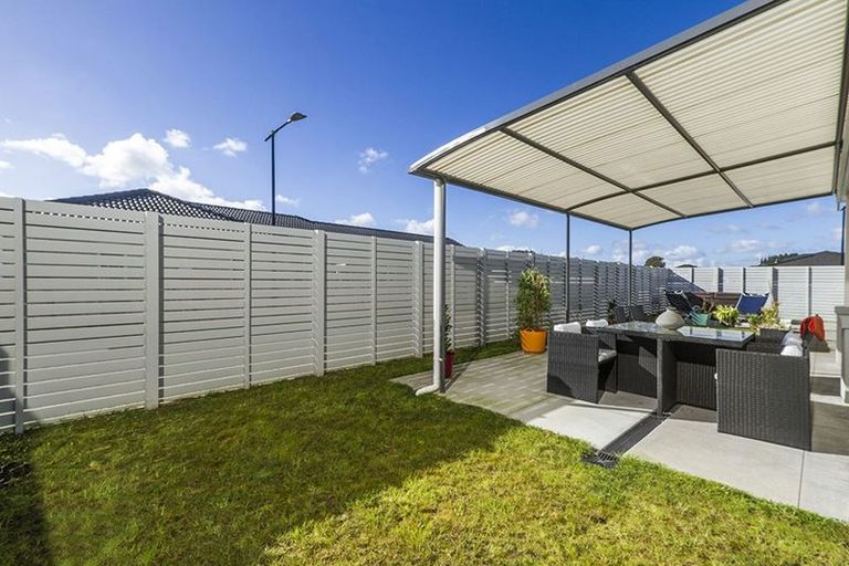 Photo of property in 18 Larmer Drive, Kumeu, 0810