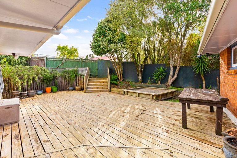 Photo of property in 3 Rerewai Place, Kelston, Auckland, 0602
