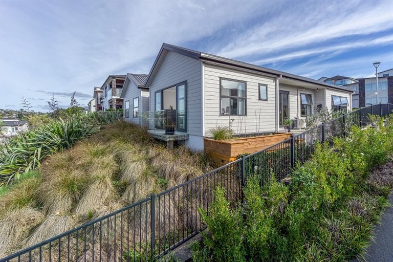Photo of property in 16 Westerley Place, Long Bay, Auckland, 0630