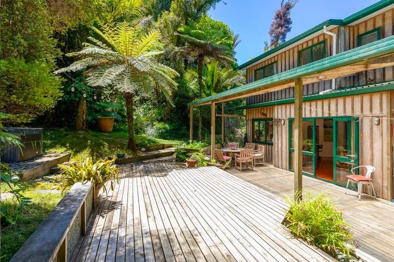 Photo of property in 86 Wood Bay Road, Titirangi, Auckland, 0604