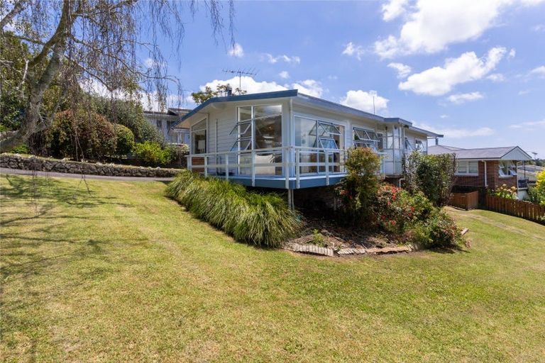 Photo of property in 18 Deuxberry Avenue, Northcote, Auckland, 0627