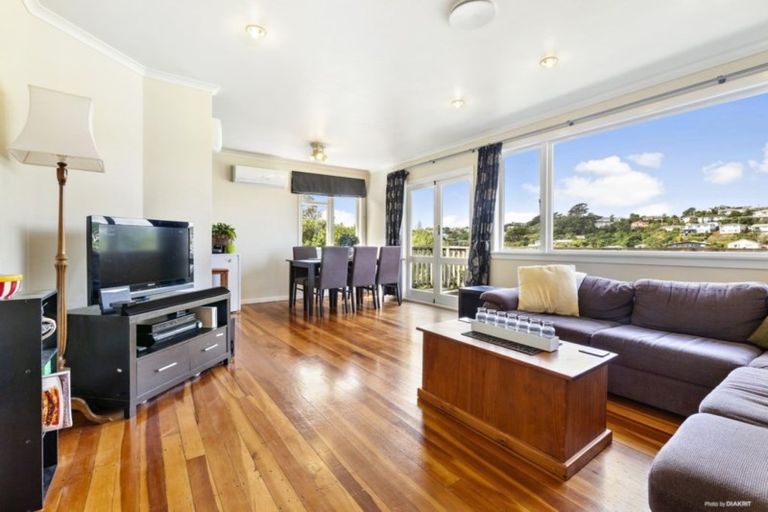 Photo of property in 137 Ruskin Road, Newlands, Wellington, 6037