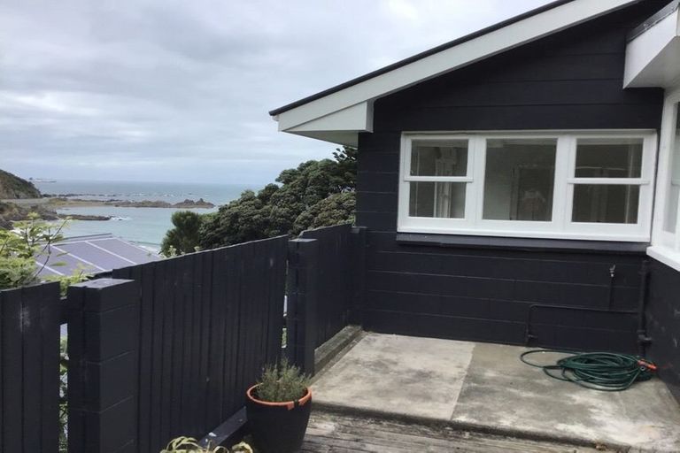 Photo of property in 18 Cave Road, Houghton Bay, Wellington, 6023