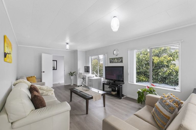 Photo of property in 2/119 Beach Haven Road, Beach Haven, Auckland, 0626