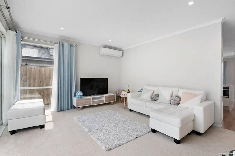 Photo of property in 12 Samuel Cassidy Avenue, Swanson, Auckland, 0614