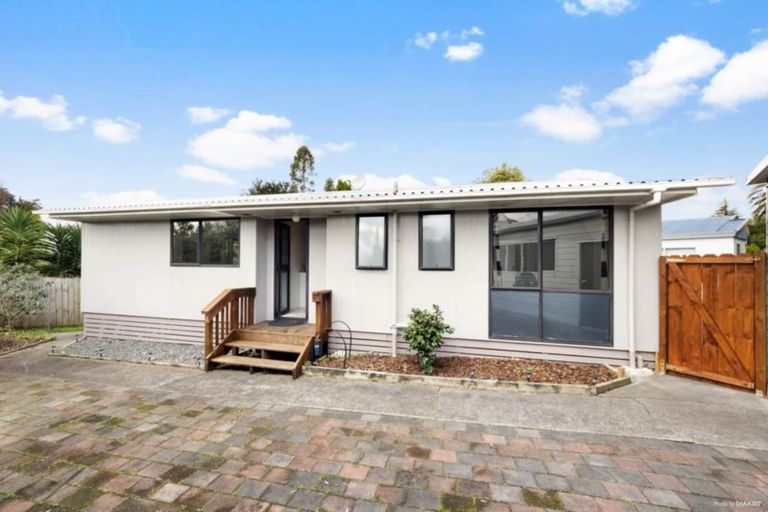 Photo of property in 2/342c Royal Road, Massey, Auckland, 0614