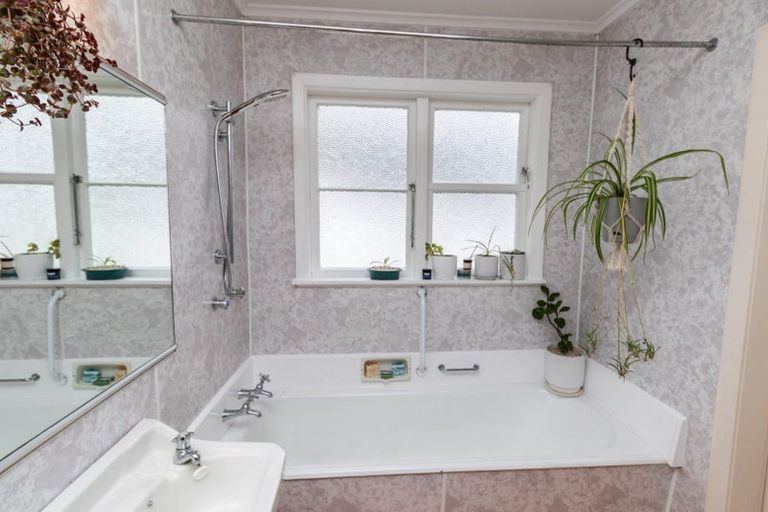 Photo of property in 33 Pinehaven Road, Pinehaven, Upper Hutt, 5019