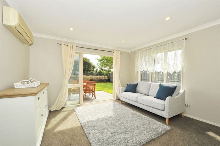 Photo of property in 35 Mataroa Place, Parklands, Christchurch, 8083