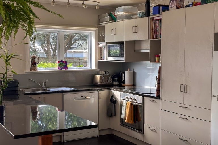 Photo of property in 121 Onepu Road, Lyall Bay, Wellington, 6022