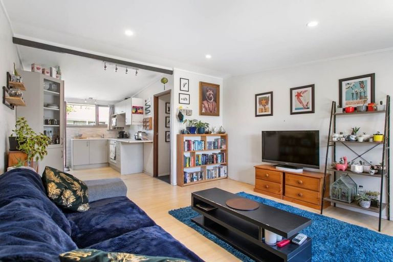 Photo of property in 1/9 Poinsettia Place, Henderson, Auckland, 0610