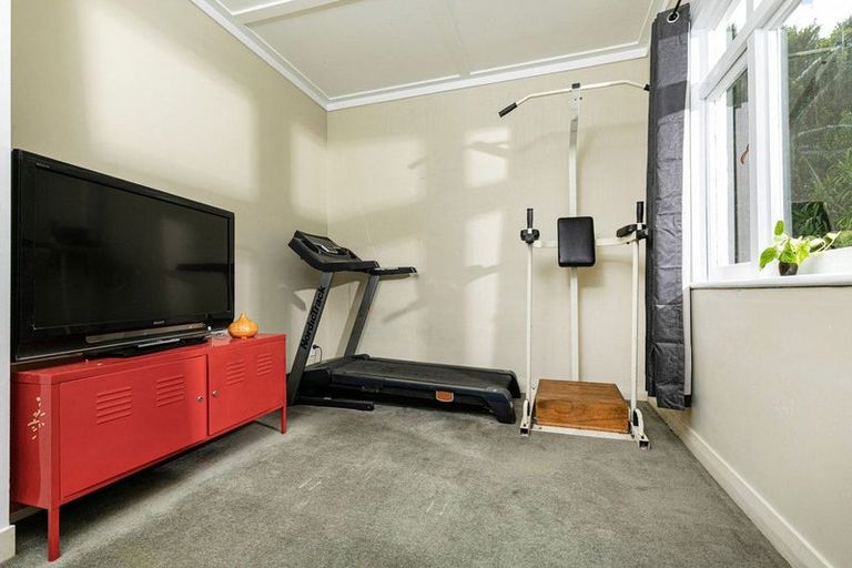 Photo of property in 5 Don Buck Road, Henderson, Auckland, 0614