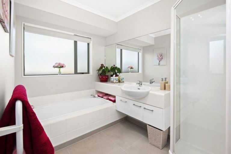 Photo of property in 16 Gillett Place, Botany Downs, Auckland, 2014