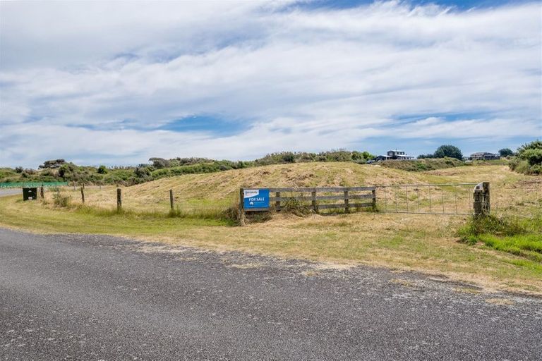 Photo of property in 92 Strathnaver Drive, Waikawa Beach, Manakau, 5573