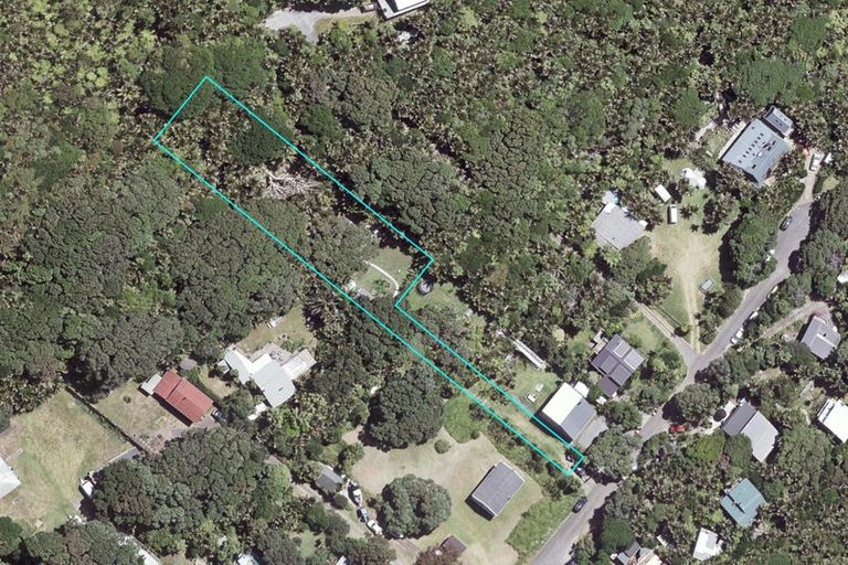 Photo of property in 122 Garden Road, Piha, New Lynn, 0772