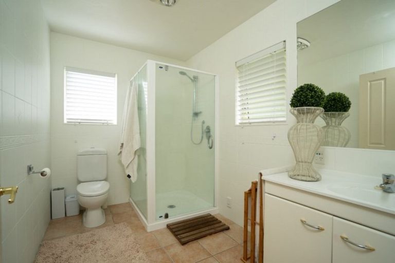 Photo of property in 25 Walpole Avenue, Hillpark, Auckland, 2102