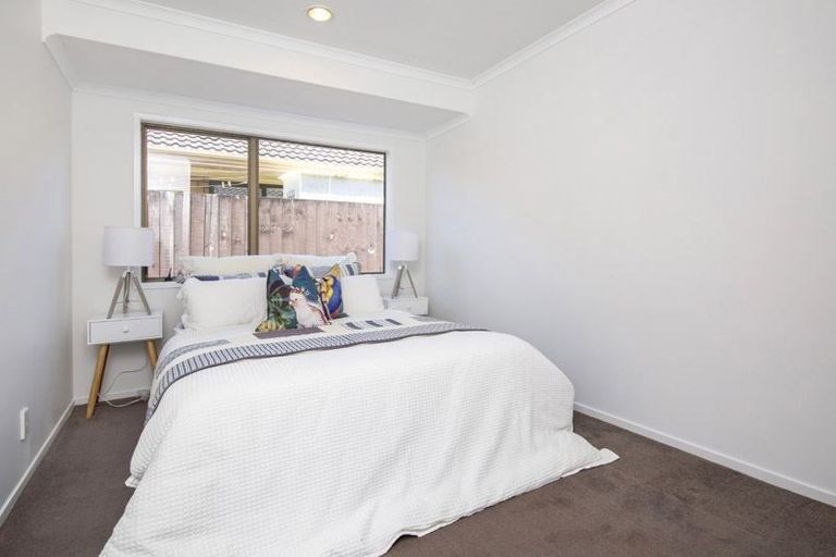 Photo of property in 8 Loloma Drive, Half Moon Bay, Auckland, 2012