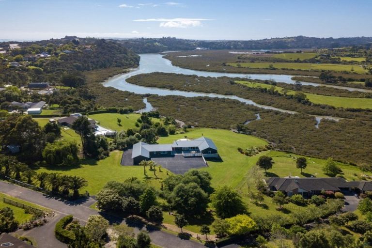 Photo of property in 87 Whangaparaoa Road, Red Beach, 0932