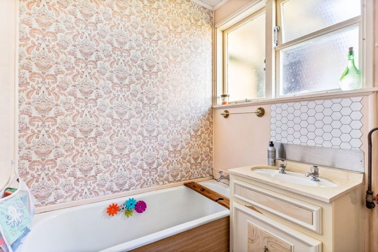 Photo of property in 36 Sullivan Avenue, Mangere Bridge, Auckland, 2022