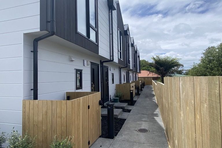 Photo of property in 6/43 Yeovil Road, Te Atatu Peninsula, Auckland, 0610