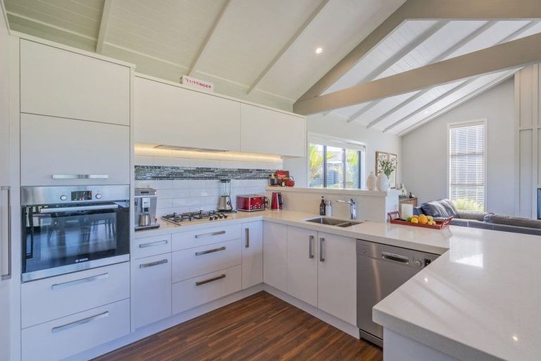 Photo of property in 18 Topping Place, Whitianga, 3510