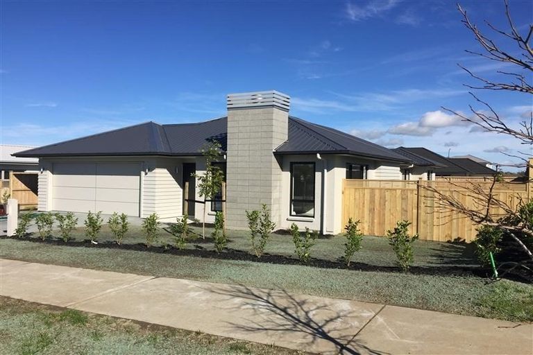 Photo of property in 8 Gelderland Way, Karaka, Papakura, 2113