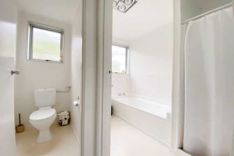 Photo of property in 10 Eastglen Road, Glen Eden, Auckland, 0602