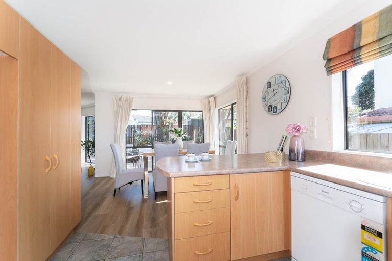 Photo of property in 17 Copplestone Place, New Lynn, Auckland, 0600