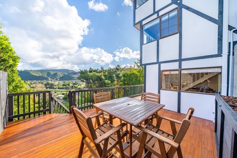 Photo of property in 28 Castle Crescent, Stokes Valley, Lower Hutt, 5019