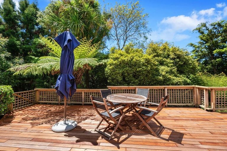 Photo of property in 6 Mollyhawk Place, Birkenhead, Auckland, 0626