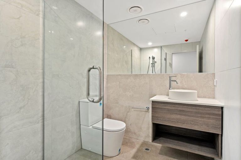 Photo of property in Proximity Apartment Hotel, 504/172 Thorndon Quay, Pipitea, Wellington, 6011