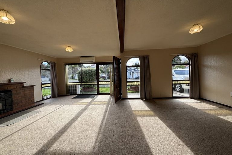 Photo of property in 1 Waverley Street, Waipawa, 4210