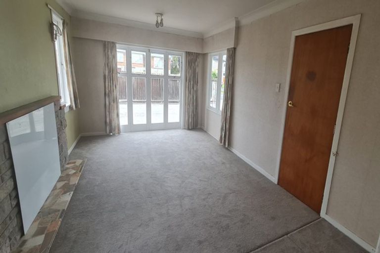 Photo of property in 6 Kingdale Road, Henderson, Auckland, 0610