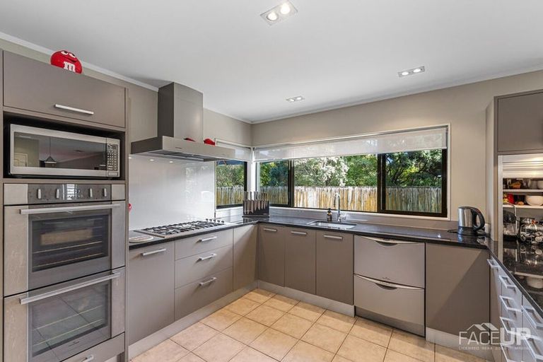Photo of property in 18 Rosetti Rise, West Harbour, Auckland, 0618